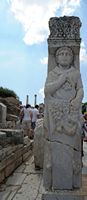Le quartier résidentiel d'Éphèse en Anatolie. Pilier de la Porte d'Héraclès avec bas-relief d'Hercule tenant un lion par la crinière. Cliquer pour agrandir l'image dans Adobe Stock (nouvel onglet).