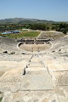 Le site archéologique de Milet en Anatolie. La colline de Kalabaktepe vue depuis le théâtre antique. Cliquer pour agrandir l'image dans Adobe Stock (nouvel onglet).