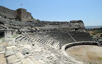 Le site archéologique de Milet en Anatolie. Orchestre et gradins du théâtre antique. Cliquer pour agrandir l'image dans Adobe Stock (nouvel onglet).