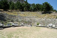 Le site archéologique de Priène en Anatolie. Le théâtre antique. Cliquer pour agrandir l'image dans Adobe Stock (nouvel onglet).
