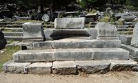 Le site archéologique de Priène en Anatolie. Une exèdre sur l'agora. Cliquer pour agrandir l'image dans Adobe Stock (nouvel onglet).