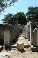 Le site archéologique de Priène en Anatolie. L'avant-scène du théâtre. Cliquer pour agrandir l'image dans Adobe Stock (nouvel onglet).
