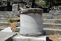 Le site archéologique de Priène en Anatolie. Un autel sur l'agora. Cliquer pour agrandir l'image dans Adobe Stock (nouvel onglet).