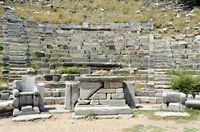 Le site archéologique de Priène en Anatolie. L'autel du théâtre. Cliquer pour agrandir l'image dans Adobe Stock (nouvel onglet).