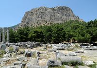Le site archéologique de Priène en Anatolie. Le mont Mycale en arrière-plan du temple d'Athéna. Cliquer pour agrandir l'image dans Adobe Stock (nouvel onglet).