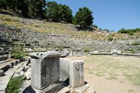Le site archéologique de Priène en Anatolie. Base de la clepsydre du théâtre. Cliquer pour agrandir l'image dans Adobe Stock (nouvel onglet).