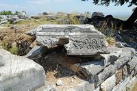 Le site archéologique de Priène en Anatolie. Fragment d'architrave du temple d'Athéna. Cliquer pour agrandir l'image dans Adobe Stock (nouvel onglet).