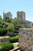 Le château Saint-Pierre à Bodrum en Anatolie. Les tours d'Italie et de France. Cliquer pour agrandir l'image dans Adobe Stock (nouvel onglet).