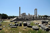 La ville de Didim en Anatolie. Façade nord-est du temple d'Apollon. Cliquer pour agrandir l'image dans Adobe Stock (nouvel onglet).