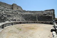 La ville de Didim en Anatolie. Orchestre et gradins du théâtre antique de Milet. Cliquer pour agrandir l'image dans Adobe Stock (nouvel onglet).