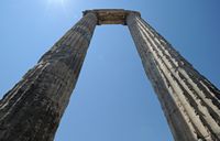 Le site de Didymes en Anatolie. Deux colonnes encore debout. Cliquer pour agrandir l'image.