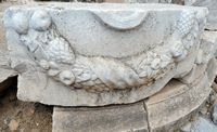 Le quartier civique d’Éphèse en Anatolie. Fragment de l'hydréion près du monument à Memmius. Cliquer pour agrandir l'image.