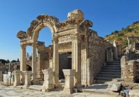 Le quartier résidentiel d'Éphèse en Anatolie. Le temple d'Hadrien (auteur Sailko). Cliquer pour agrandir l'image.