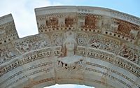 Le quartier résidentiel d'Éphèse en Anatolie. Clé de voûte du temple d'Hadrien (auteur Carole Raddato). Cliquer pour agrandir l'image.