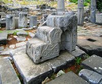 Le site archéologique de Priène en Anatolie. Chaire de la basilique byzantine (auteur Elelicht). Cliquer pour agrandir l'image.