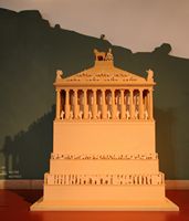 Le mausolée du roi Mausole à Halicarnasse (Bodrum) en Anatolie. Maquette de reconstitution. Cliquer pour agrandir l'image.