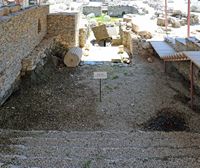 Le mausolée du roi Mausole à Halicarnasse (Bodrum) en Anatolie. L'emplacement des dépôts sacrificiels du mausolée. Cliquer pour agrandir l'image.