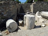 Le mausolée du roi Mausole à Halicarnasse (Bodrum) en Anatolie. Les ruines du mausolée. Cliquer pour agrandir l'image.