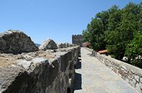La ville de Bodrum en Anatolie. La courtine de l'est du château Saint-Pierre. Cliquer pour agrandir l'image.