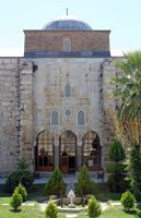 La ville de Selçuk en Anatolie. Cour de la mosquée Isa Bey (auteur Klaus-Peter Simon). Cliquer pour agrandir l'image.