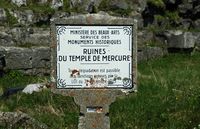 Le Temple de Mercure du Puy de Dôme. Poteau Michelin marquant le Temple de Mercure. Cliquer pour agrandir l'image dans Adobe Stock (nouvel onglet).