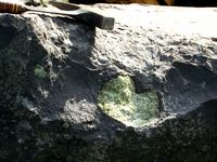 Basalte. Nodule de péridotite dans le basalte de la roche de Sauterre. Cliquer pour agrandir l'image.