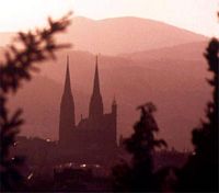 Le puy Pariou vu depuis Clermont-Ferrand. Cliquer pour agrandir l'image.