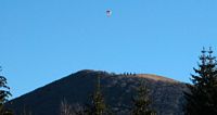 Le Puy de Côme en Auvergne. Avec montgolfière. Cliquer pour agrandir l'image.