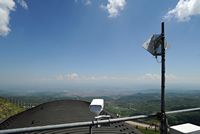 L'observatoire du Puy de Dôme en Auvergne.  La webcam observant le temps sur Clermont-Ferrand. Cliquer pour agrandir l'image.