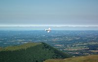 Le Puy de Dôme en Auvergne. Avion de tourisme autour du Puy de Dôme. Cliquer pour agrandir l'image.