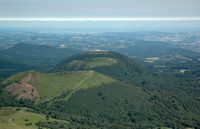 Le Puy des Goules en Auvergne. Le puy Pariou vu depuis le Puy de Dôme. Cliquer pour agrandir l'image.