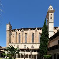 Das Franziskanerkloster Palma - Die Basilika Blick aus dem Kreuzgang. Klicken, um das Bild in Adobe Stock zu vergrößern (neue Nagelritze).