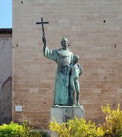 Das Franziskanerkloster Palma - Die Statue von Bruder Junipero Serra. Klicken, um das Bild in Adobe Stock zu vergrößern (neue Nagelritze).