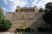 Palacio de la Almudaina de Palma de Mallorca - El Palacio visto desde los jardines del Rey. Haga clic para ampliar la imagen en Adobe Stock (nueva pestaña).
