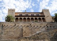 Palacio de la Almudaina de Palma de Mallorca - El Palacio visto desde los jardines del Rey. Haga clic para ampliar la imagen en Adobe Stock (nueva pestaña).