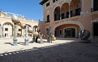 Het paleis March in Palma de Mallorca - Sculpturen. Klikken om het beeld te vergroten in Adobe Stock (nieuwe tab).