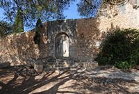 Het dorp s'Alqueria Blanca in Mallorca - Het Portaal van het Heiligdom van Onze-Lieve-Vrouw van Troost. Klikken om het beeld te vergroten in Adobe Stock (nieuwe tab).