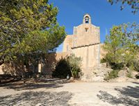 Het dorp s'Alqueria Blanca in Mallorca - Het terras van het Heiligdom van Onze-Lieve-Vrouw van Troost. Klikken om het beeld te vergroten in Adobe Stock (nieuwe tab).