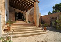 Het dorp s'Alqueria Blanca in Mallorca - Het portaal van het toevluchtsoord Onze Lieve Vrouwe van de Troost. Klikken om het beeld te vergroten in Adobe Stock (nieuwe tab).