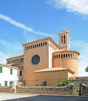 Das Dorf Calonge auf Mallorca - Die St.-Michael-Kirche. Klicken, um das Bild in Adobe Stock zu vergrößern (neue Nagelritze).