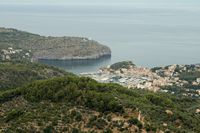 Het dorp Port de Sóller in Majorca - Port de Sóller gezien vanaf de Mirador de Ses Barques. Klikken om het beeld te vergroten in Adobe Stock (nieuwe tab).