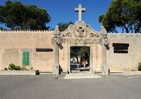 Het heiligdom van Cura de Randa in Majorca - De toegangspoort van het heiligdom. Klikken om het beeld te vergroten in Adobe Stock (nieuwe tab).
