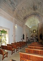 Das Heiligtum von Cura de Randa auf Mallorca - Das Kirchenschiff der Kapelle. Klicken, um das Bild in Adobe Stock zu vergrößern (neue Nagelritze).