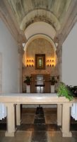 Das Heiligtum von Cura de Randa auf Mallorca - Der Altar der Kapelle. Klicken, um das Bild in Adobe Stock zu vergrößern (neue Nagelritze).