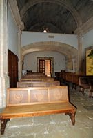 Das Heiligtum von Cura de Randa auf Mallorca - Das Kirchenschiff der Kapelle. Klicken, um das Bild in Adobe Stock zu vergrößern (neue Nagelritze).