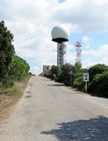 El pueblo de Randa en Mallorca - radomo y antenas de telecomunicaciones en la cima del Puig de Randa. Haga clic para ampliar la imagen en Adobe Stock (nueva pestaña).