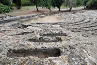 De ruïnes van de Romeinse stad Pollentia in Majorca - Graven aan het Romeinse theater. Klikken om het beeld te vergroten in Adobe Stock (nieuwe tab).
