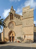 A cidade de Alcúdia em Maiorca - Fachada da igreja de São Tiago. Clicar para ampliar a imagem em Adobe Stock (novo guia).