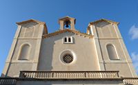 Het heiligdom van Sant Salvador van Artà in Majorca - De gevel van de kerk van Sant Salvador. Klikken om het beeld te vergroten in Adobe Stock (nieuwe tab).