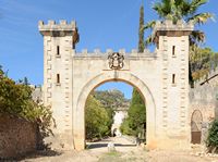 Raixa la finca en Mallorca - El portal de la entrada de la zona. Haga clic para ampliar la imagen en Adobe Stock (nueva pestaña).